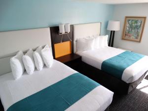 Best Western Plus Orlando Lake Buena Vista South Inn & Suites客房内的一张或多张床位