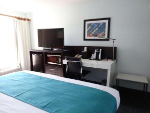 Best Western Plus Orlando Lake Buena Vista South Inn & Suites客房内的一张或多张床位