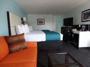 基西米Best Western Plus Orlando Lake Buena Vista South Inn & Suites的配有床和沙发的酒店房间