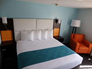 Best Western Plus Orlando Lake Buena Vista South Inn & Suites客房内的一张或多张床位