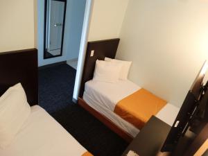Best Western Plus Orlando Lake Buena Vista South Inn & Suites客房内的一张或多张床位