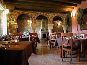 A restaurant or other place to eat at El Mirador de Almanzor