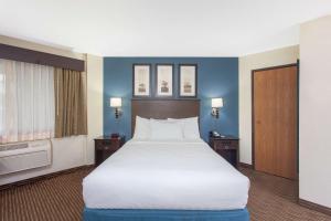 Postel nebo postele na pokoji v ubytování AmericInn by Wyndham Mankato Event Center near MSU