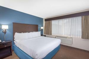 Postel nebo postele na pokoji v ubytování AmericInn by Wyndham Mankato Event Center near MSU