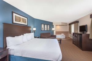Postel nebo postele na pokoji v ubytování AmericInn by Wyndham Mankato Event Center near MSU