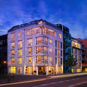 a large building on a city street at night at Boutiquehotel La Casa in Tübingen