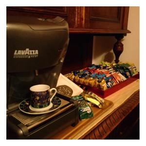 ボローニャにあるScaletta D'Oroのエスプレッソマシンの横のテーブルでコーヒーを楽しめます。