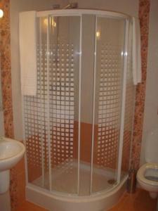 a shower in a bathroom with a sink and a toilet at Zajazd Kmicic in Zemborzyce Dolne