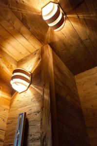 twee lichten op een houten plafond in een kamer bij StrandBerg's Auberge Chalet Residences in Braunlage