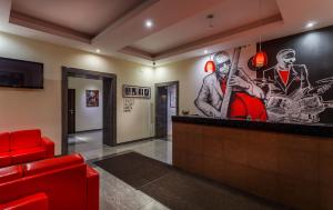 - un hall avec un bar orné d'une peinture murale dans l'établissement Jazz Hotel, à Moscou