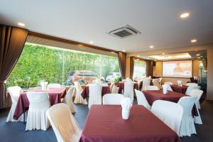 TV a/nebo společenská místnost v ubytování Romantic Khon Kaen Hotel