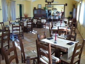 un comedor con mesas y sillas en un restaurante en B&B L'ARCOBALENO en Palombaro