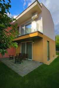 ein Haus mit einer Terrasse davor in der Unterkunft Townhouse on Budapest border in Budaörs