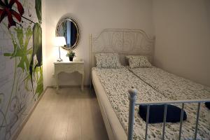 Un pat sau paturi într-o cameră la Townhouse on Budapest border