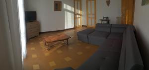 sala de estar con sofá y mesa en La Massoterie gîte 1, en Théza