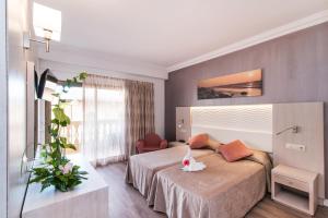 A bed or beds in a room at Hotel Baviera Még 37 kép