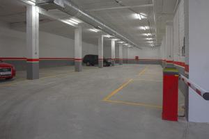 un garaje grande con coches aparcados en él en Hotel Apartamentos MPD, en Mérida