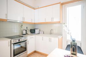A kitchen or kitchenette at Modern design apartment near Acropolis 2