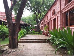 En hage utenfor KMA Bagan Hotel
