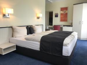 Ein Bett oder Betten in einem Zimmer der Unterkunft Parkhotel Neubrandenburg
