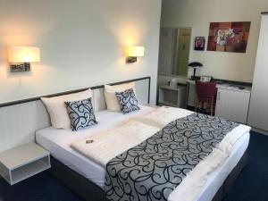 Ein Bett oder Betten in einem Zimmer der Unterkunft Parkhotel Neubrandenburg