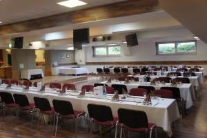 Ein Restaurant oder anderes Speiselokal in der Unterkunft Parkhotel Neubrandenburg 