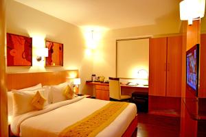 Uma cama ou camas num quarto em The Theme, Jaipur