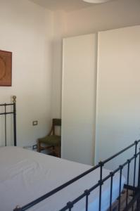 una camera con letto e sedia di Finalmarina a Finale Ligure