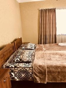 Rúm í herbergi á Guesthouse Chela
