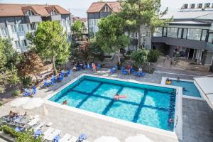 Bazén v ubytování Reis Thermal Otel nebo v jeho okolí