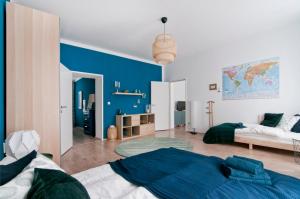 ウィーンにあるStylish Self-Check-In Apartment With 2 Bedroomsのベッドルーム1室(ベッド2台付)