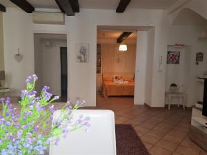 een woonkamer met een bank en bloemen in een kamer bij Il Salotto di via Giulia in Rome