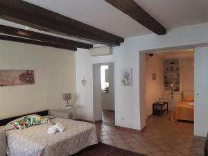 een slaapkamer met een bed en een kamer met een slaapkamer bij Il Salotto di via Giulia in Rome