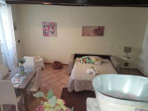 een kleine kamer met een bed en een tafel bij Il Salotto di via Giulia in Rome