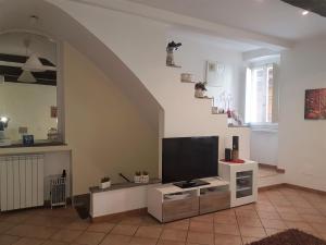 A television and/or entertainment centre at Il Salotto di via Giulia