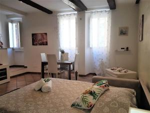 A bed or beds in a room at Il Salotto di via Giulia