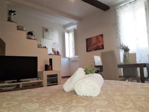 A television and/or entertainment centre at Il Salotto di via Giulia