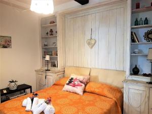 A bed or beds in a room at Il Salotto di via Giulia