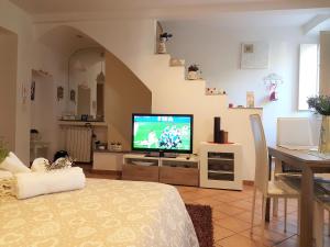 A television and/or entertainment centre at Il Salotto di via Giulia