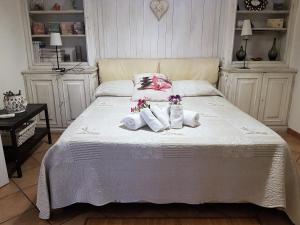A bed or beds in a room at Il Salotto di via Giulia