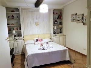 A bed or beds in a room at Il Salotto di via Giulia