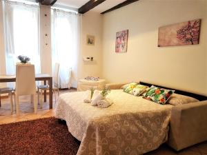 A bed or beds in a room at Il Salotto di via Giulia