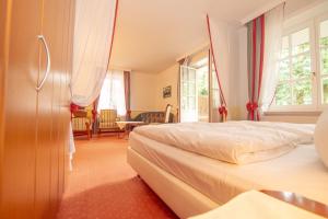 a bedroom with two beds and a living room at Hotel Residenz Rennhack in Prerow
