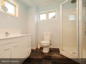 Bilik mandi di Pretty on Paku, Tairua - Cottage +38 gambar