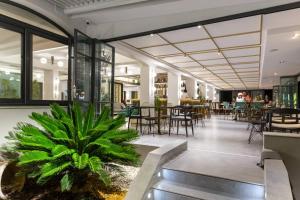 Reštaurácia alebo iné gastronomické zariadenie v ubytovaní Fanari Hotel