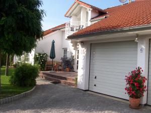 Casa blanca con garaje y patio en Fewo "Habichtswald", en Niedenstein