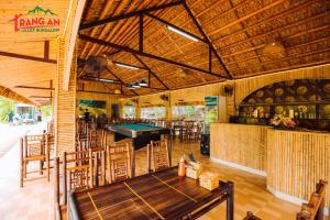 Ο χώρος του lounge ή του μπαρ στο Trang An Valley Bungalow