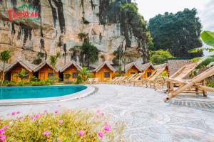 Swimming pool sa o malapit sa Trang An Valley Bungalow