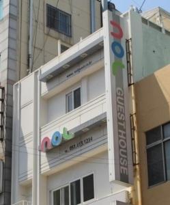 un edificio bianco con un cartello sul lato di Nol Guesthouse a Busan
