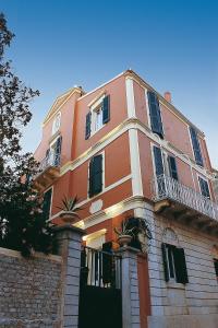 um grande edifício laranja com vasos de plantas sobre ele em Siora Vittoria Boutique Hotel em Corfu Town